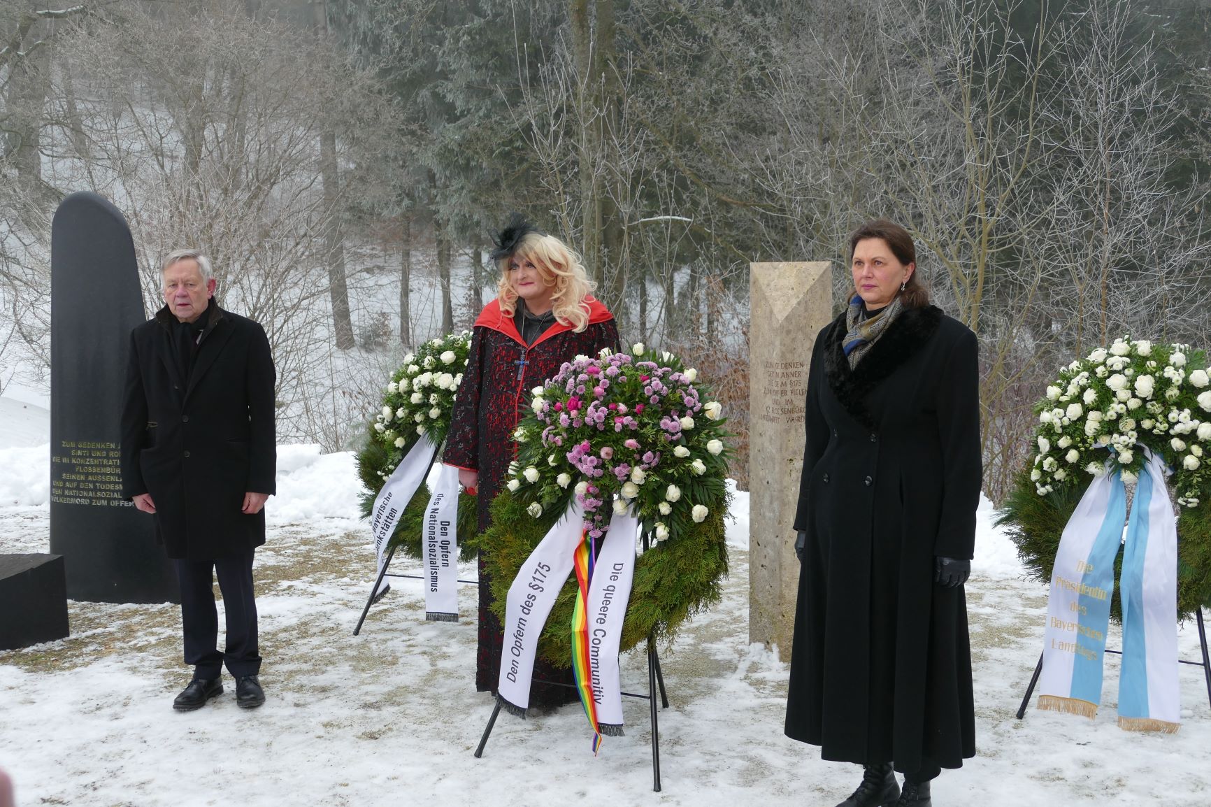 (v.r.n.l) Landtagspräsidentin Ilse Aigner, Uschi Unsinn und Stiftungsdirektor Karl Freller vor der neuen Gedenkstele
