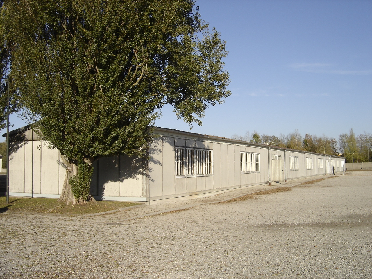 BU: Blick auf die Baracken, KZ-Gedenkstätte Dachau, Foto: KZ-Gedenkstätte Dachau.