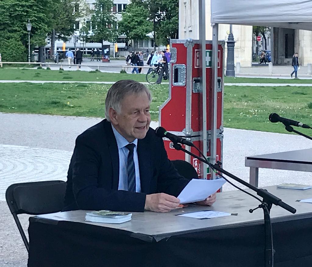 Karl Freller, Direktor Bayerische Gedenkstätten, liest aus Joseph Roth „Reisen in die Ukraine und nach Russland“ auf dem Münchner Königsplatz. Foto: Stiftung Bayerische Gedenkstätten