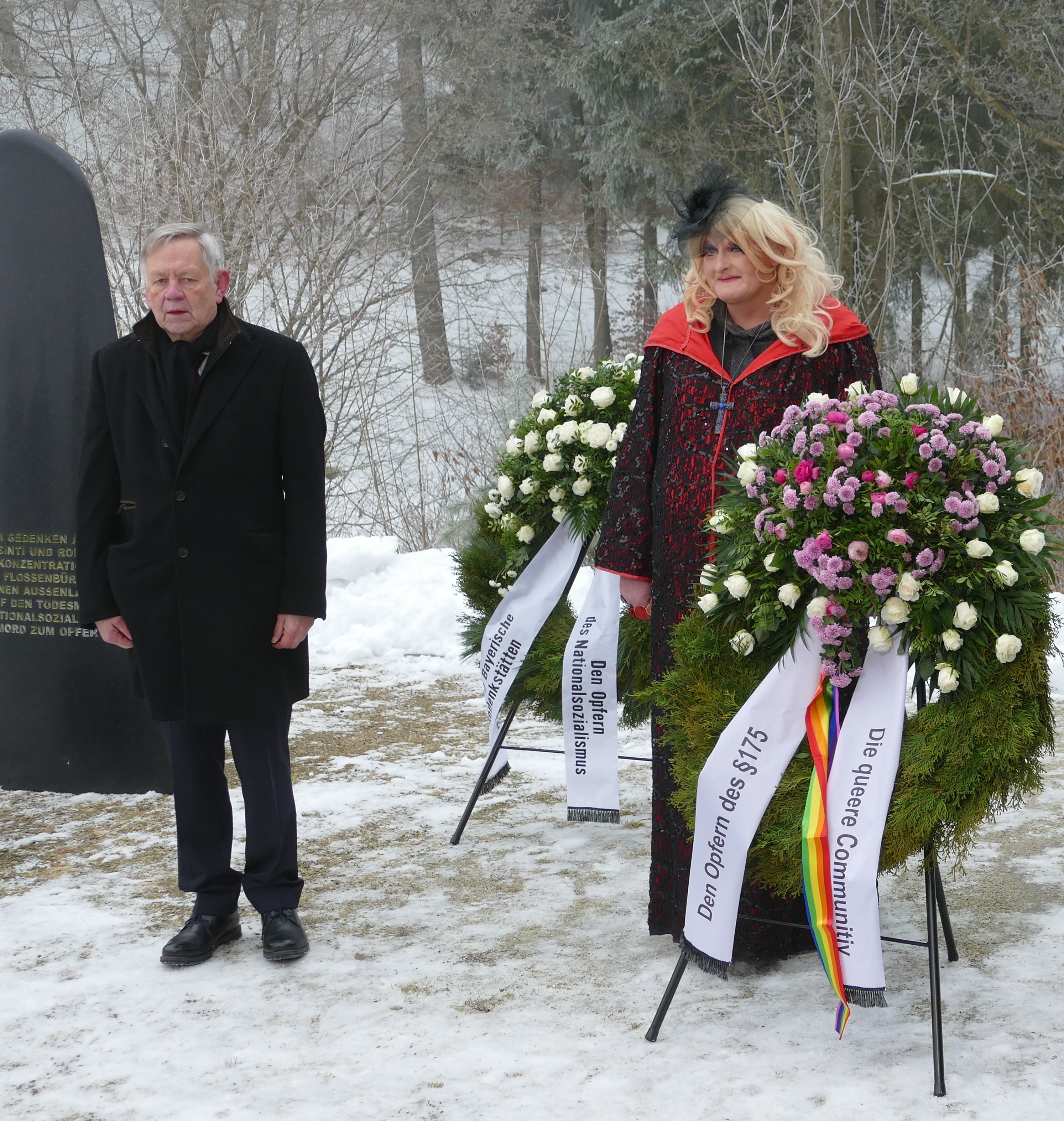 Karl Freller und Uschi Unsinn bei der Kranzniederlegung in der KZ-Gedenkstätte Flossenbürg, Januar 2022. Foto: Stiftung Bayerische Gedenkstätten