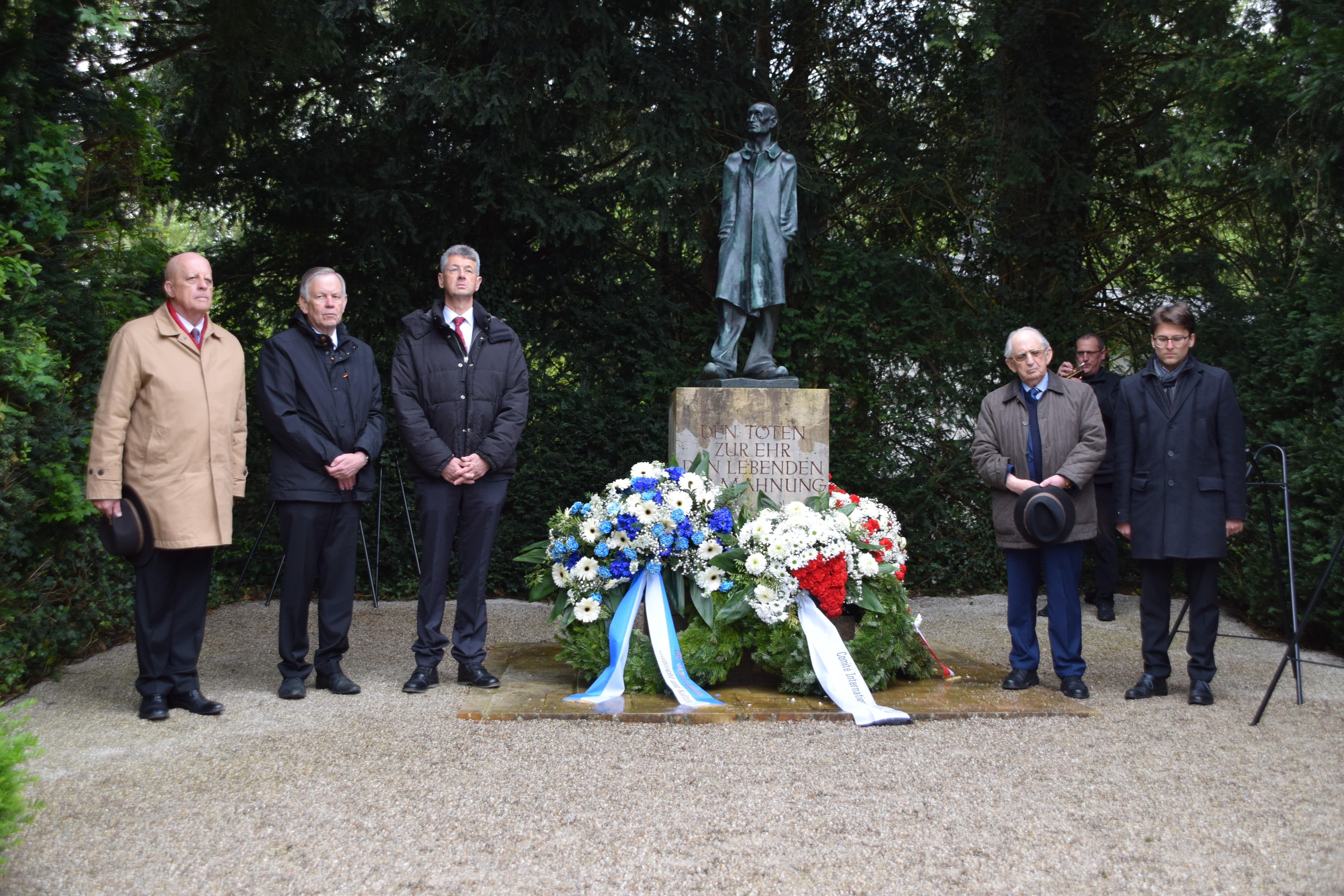 Gemeinsames Gedenken Karl Freller (2ter v. links) und Prof. Dr. Michael Piazolo (3ter v.links), KZ-Gedenkstätte Dachau, Foto: KZ-Gedenkstätte Dachau