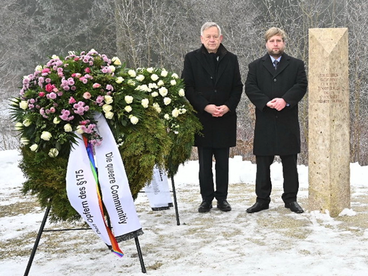 Nürnberger Steinmetz Bastian Brauwer (re.) und Stiftungsdirektor Karl Freller, MdL (li.) Foto: Stiftung Bayerische Gedenkstätten.