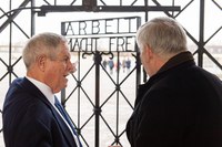 Delegation der U.S. Helsinki Kommission besucht KZ-Gedenkstätte Dachau