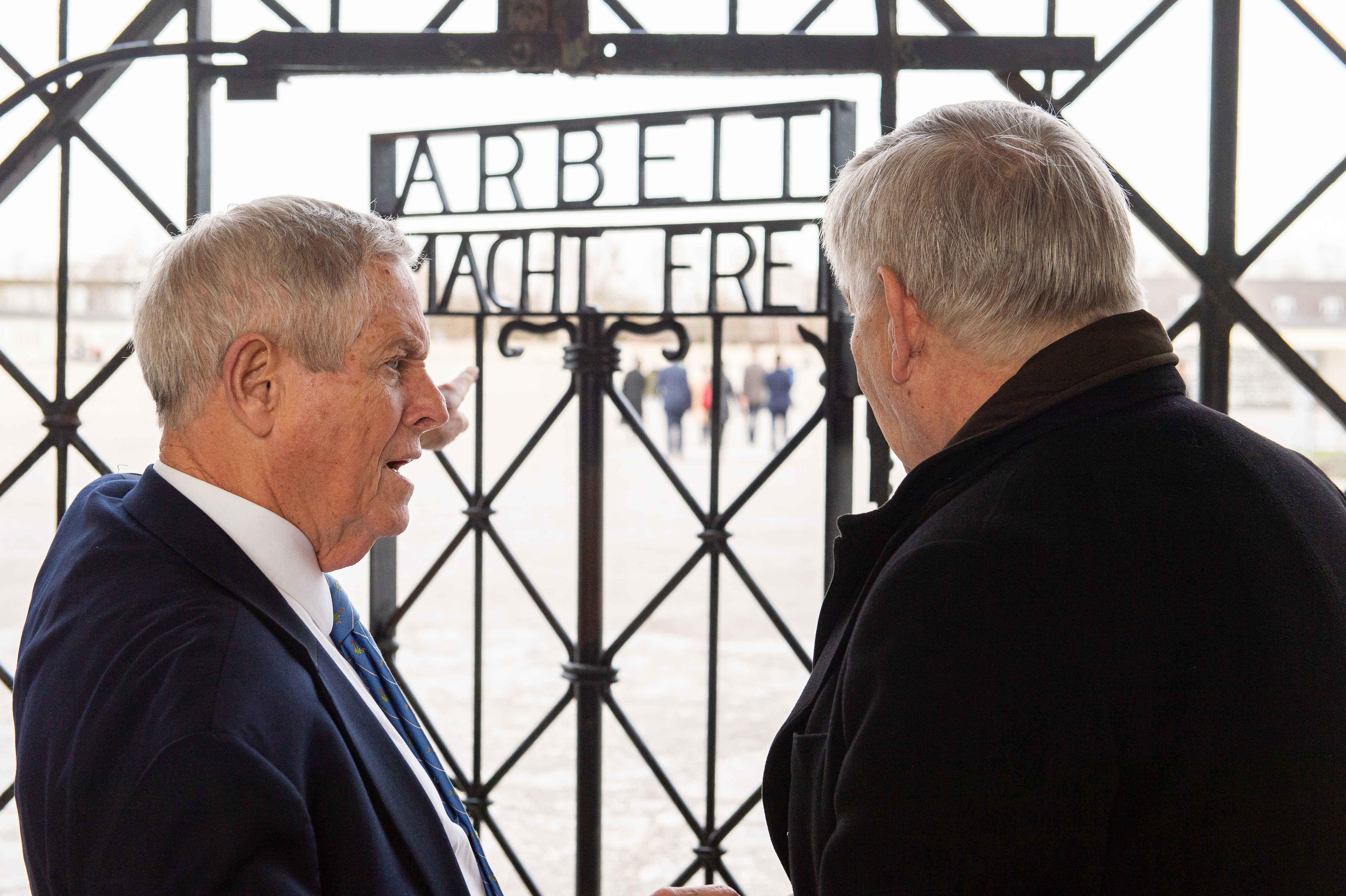 (li) Vorsitzender der U.S. Helsinki Commission Joe Wilson und Stiftungsdirektor Karl Freller vor dem Eingangstor zur KZ-Gedenkstätte Dachau © Stiftung Bayerische Gedenkstätten