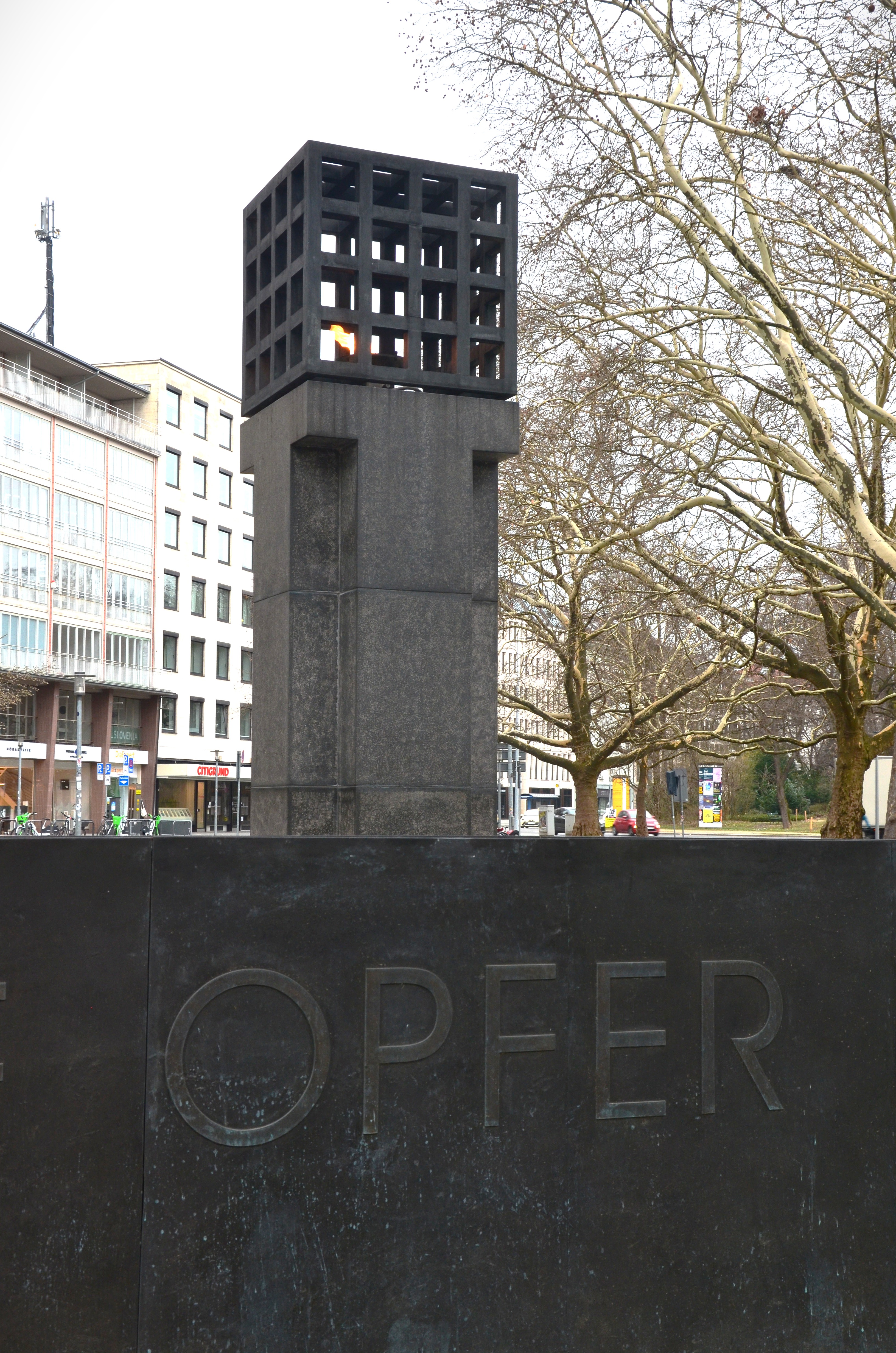 München, Platz der Opfer des Nationalsoszialismus - mit ewigem Feuer Foto: Stiftung Bayerische Gedenkstätten