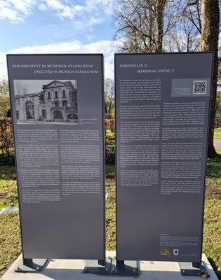 Informationstafeln am Ehrenhain II erinnern ab heute an Opfer der NS-Justiz aus dem Gefängnis München‑Stadelheim – „Das Unrecht ist jetzt klar benannt“, so Direktor Karl Freller von der Stiftung Bayerische Gedenkstätten
