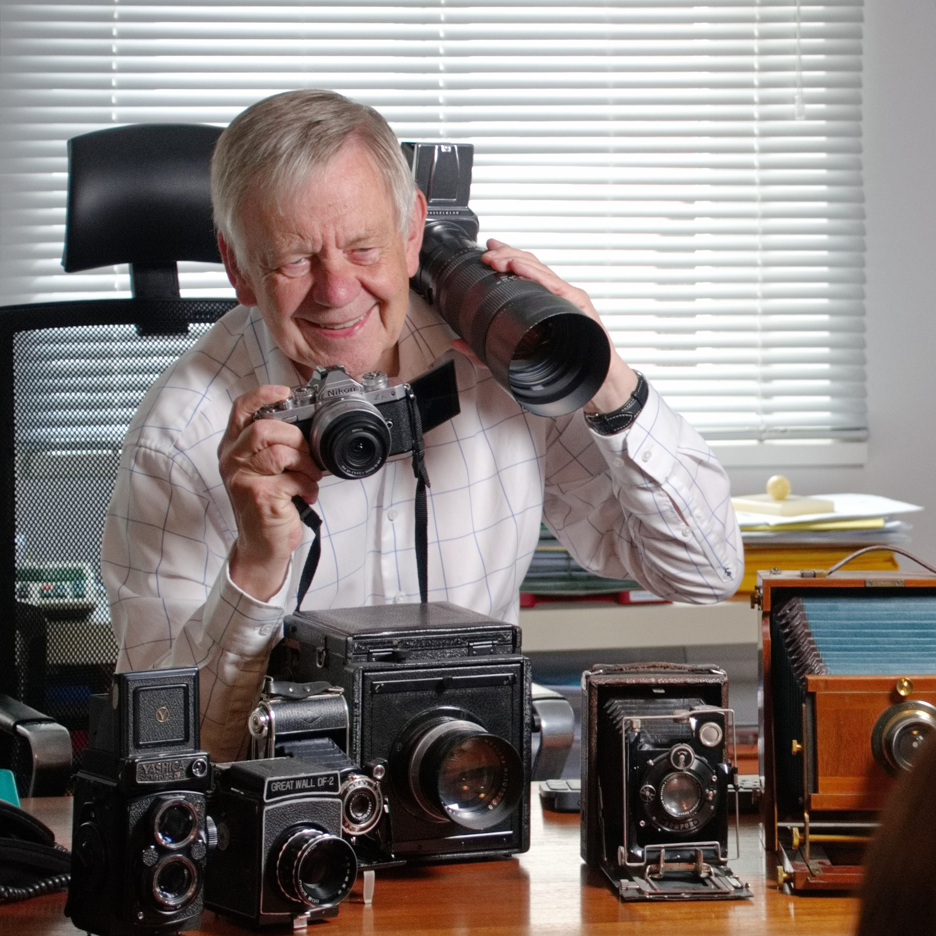 Stiftungsdirektor Karl Freller mit seiner Sammlung Fotoapparate, Foto: K. Freller privat