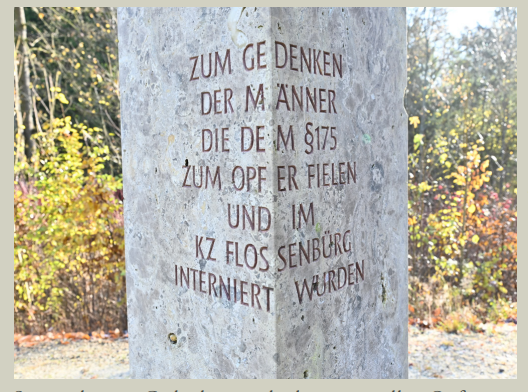Steinstele zum Gedenken an die homosexuellen Opfer in der Gedenkstätte Flossenbürg, initiiert und gestiftet vom Verein Fliederlich e.V., Nürnberg, Steinmetz und Künstler B. Brauwer, Foto: Bayerischer Landtag, Rolf Poss, Siegsdorf