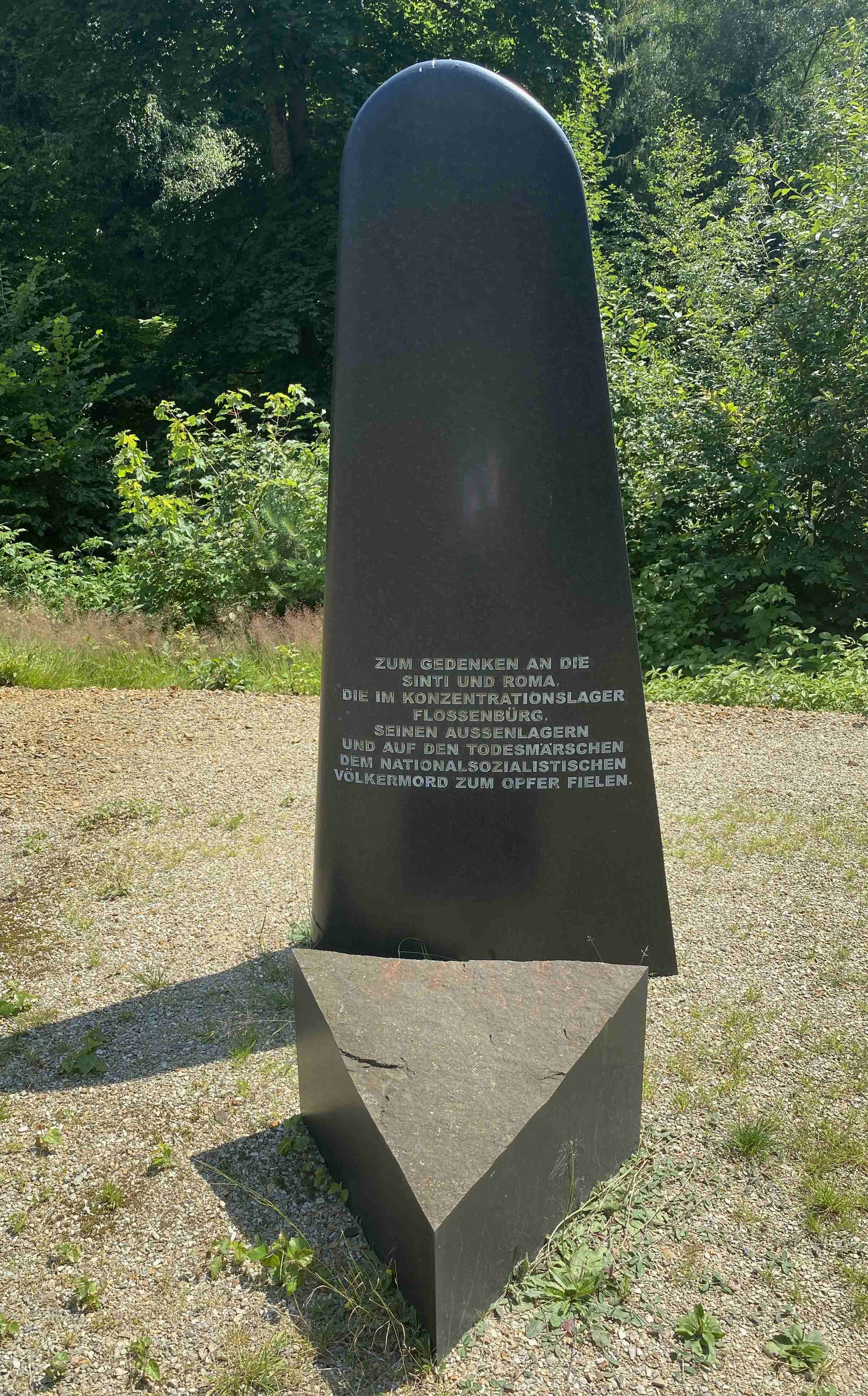 Gedenkstele in der KZ-Gedenkstätte Flossenbürg in Erinnerung an die Sinti und Roma, Opfer des national-sozialistischen Völkermords. Foto: Stiftung Bayerische Gedenkstätten