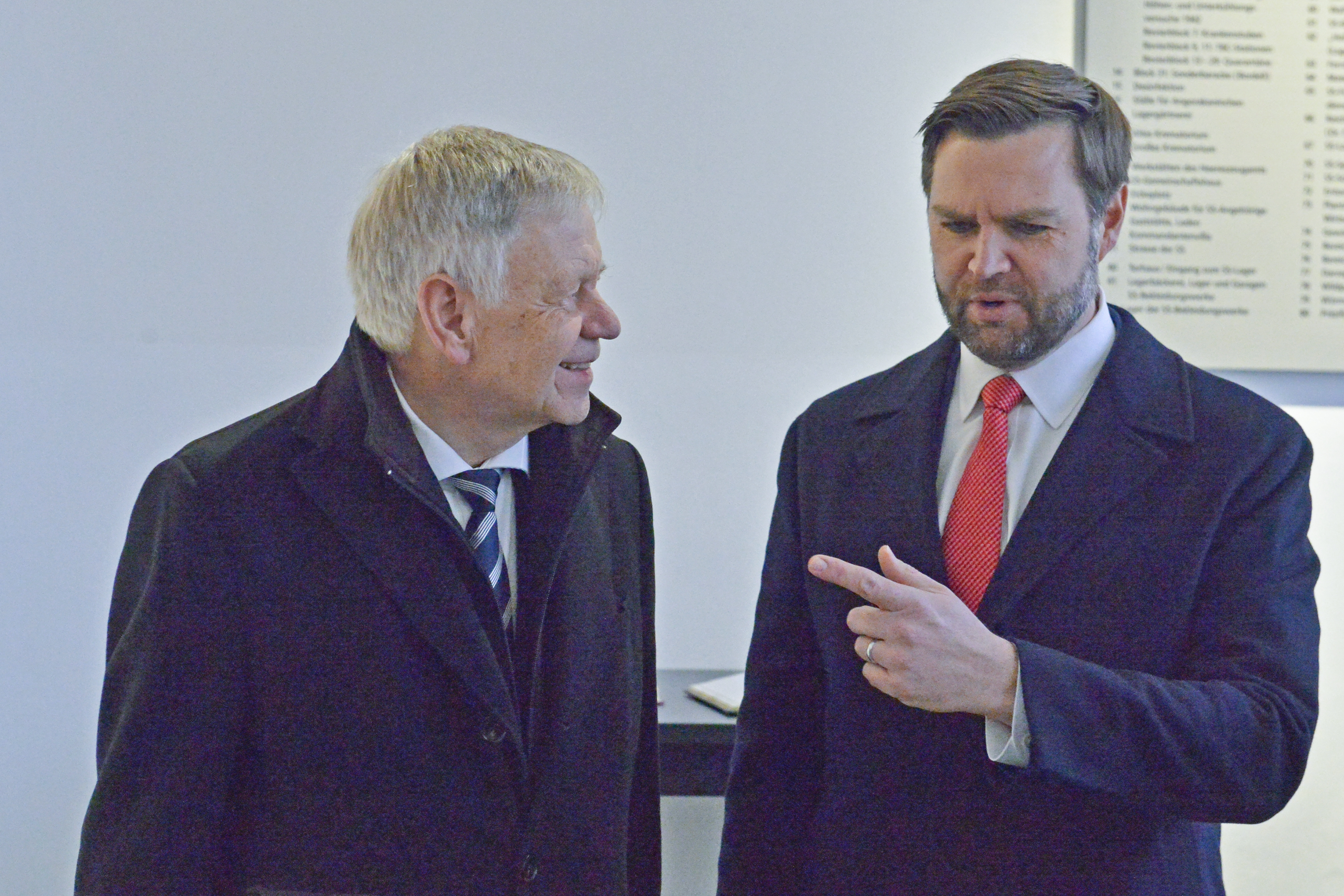 US-Vizepräsident JD Vance (rechts) im Gespräch mit Stiftungsdirektor Karl Freller Foto: Stiftung Bayerische Gedenkstätten