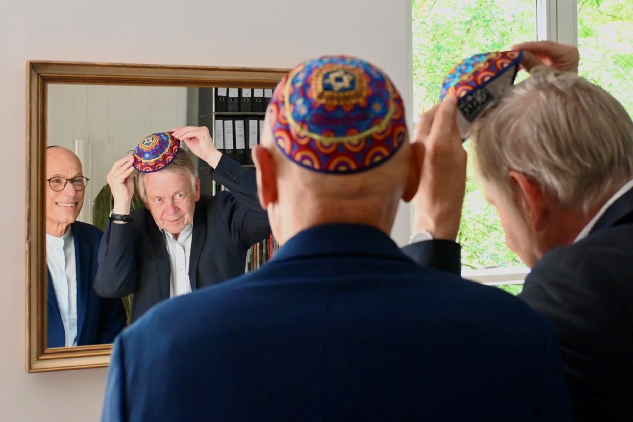 Terry Swartzberg (li.) und Karl Freller (re.) bei der Anprobe der „München Kippa“ Foto: Stiftung Bayerische Gedenkstätten.