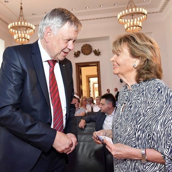 Links steht Karl Freller im Gespräch mit Charlotte Knobloch. Beide stehen im Senatssaal des Bayerischen Landtags