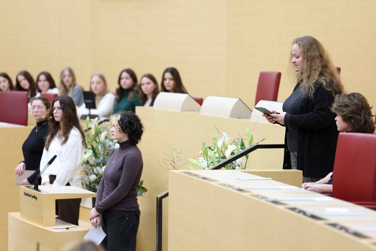 Die Schülerinnen und Schüler des Gisela Gymnasiums München bei Ihrem Auftritt