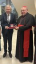 Der tschechische Kardinal Duka besucht die KZ-Gedenkstätte Dachau. „Diese Medaille aus den Händen des Kardinals zu erhalten ist für mich persönlich eine große Ehre und eine besondere Würdigung der Arbeit der Stiftung Bayerische Gedenkstätten“, so Karl Freller bei der Übergabe.