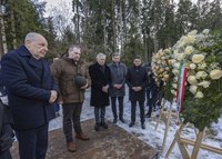 Staatspräsident der Republik Ungarn besucht KZ-Gedenkstätte Mühldorfer Hart – Gedenkakt am ehemaligen Massengrab mit Kranzniederlegung