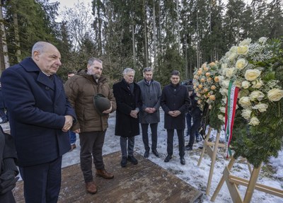 Staatspräsident der Republik Ungarn besucht KZ-Gedenkstätte Mühldorfer Hart – Gedenkakt am ehemaligen Massengrab mit Kranzniederlegung