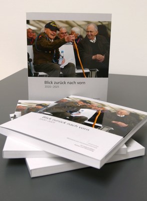 Stiftungsbroschüre „Blick zurück nach vorn 2020-2025“ erschienen