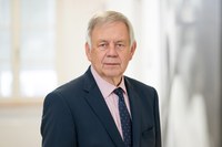 Stiftungsdirektor Karl Freller verurteilt die offenbar antisemitisch motivierte Tat aufs Schärfste: „Judenhass, der zu kaltblütigem Mord führt, geht uns alle an!“