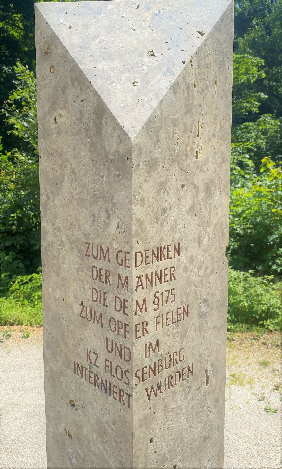 Steinstele zum Gedenken an die homosexuellen Opfer in der Gedenkstätte Flossenbürg Foto: Stiftung Bayerische Gedenkstätte