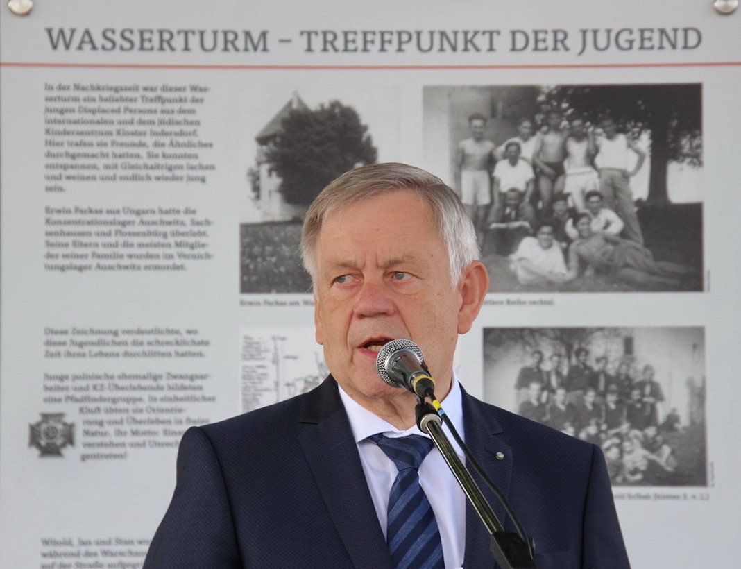 Stiftungsdirektor Karl Freller an Wegestation "Wasserturm". Foto: Gerhard Schlemmer