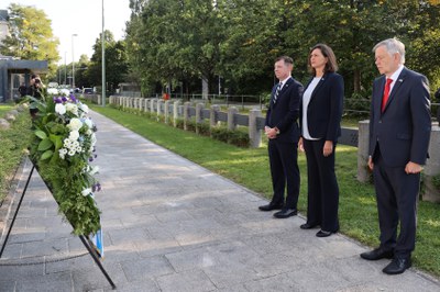 Zum 20. Jahrestag von 9/11: Stiftung gedenkt der Opfer - Feierliche Kranzniederlegung beim US-Generalkonsulat in München