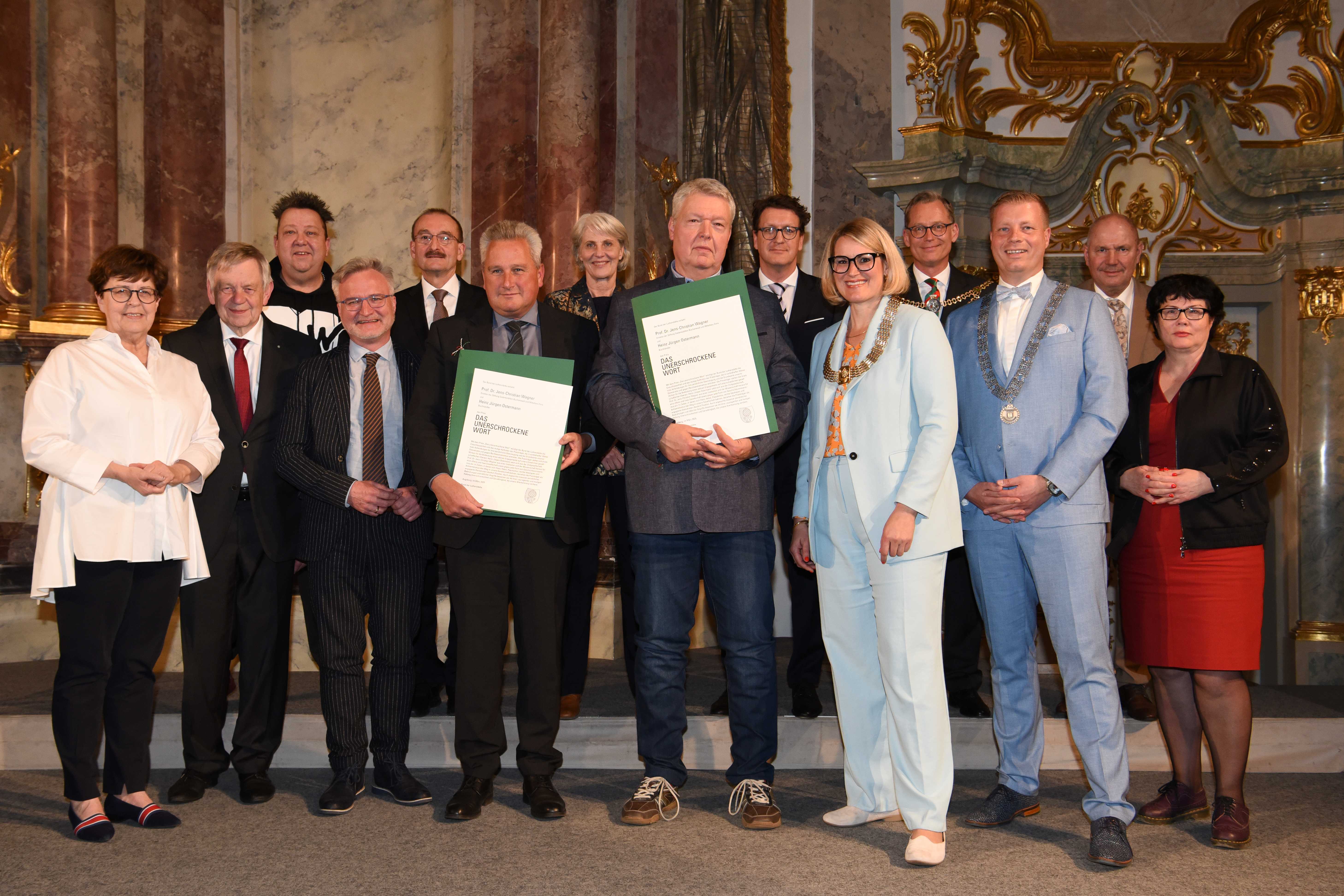 Die Preisträger und die Festgesellschaft; Foto: Ruth Plössel/Stadt Augsburg