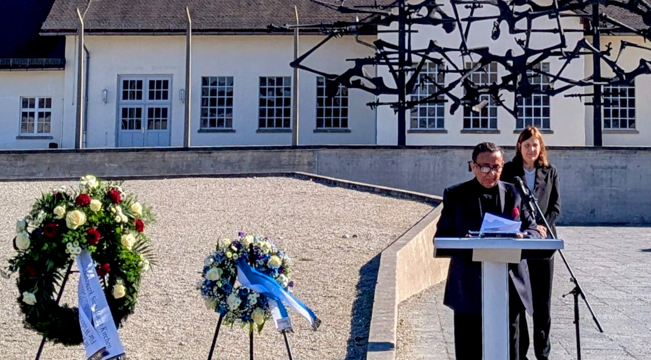 Erich Schneeberger, Vorsitzender Verband Deutscher Sinti und Roma Landesverband Bayern, und Dr. Gabriele Hammermann, Leiterin KZ-Gedenkstätte Dachau, gedenken dem Hungerstreik deutscher Sinti in der KZ-Gedenkstätte Dachau am 4. April 2025 Foto: Verband Deutscher Sinti und Roma Landesverband Bayern