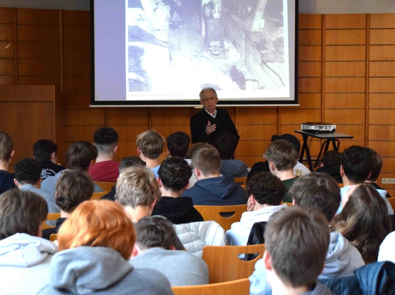 2024 03 11 M Naor Schulklasse Pullach _F_StBG_GHassel (2)_bea.JPG