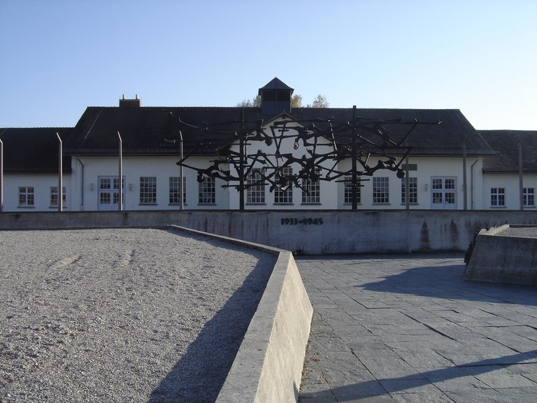 Das Internationale Mahnmal in der KZ-Gedenkstätte Dachau .JPG