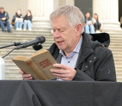 Der Krieg als großer Zerstörer  - Bei „München liest aus verbrannten Büchern“ trägt Stiftungsdirektor Freller Passagen aus Adam Scharrers „Vaterlandslose Gesellen“ vor
