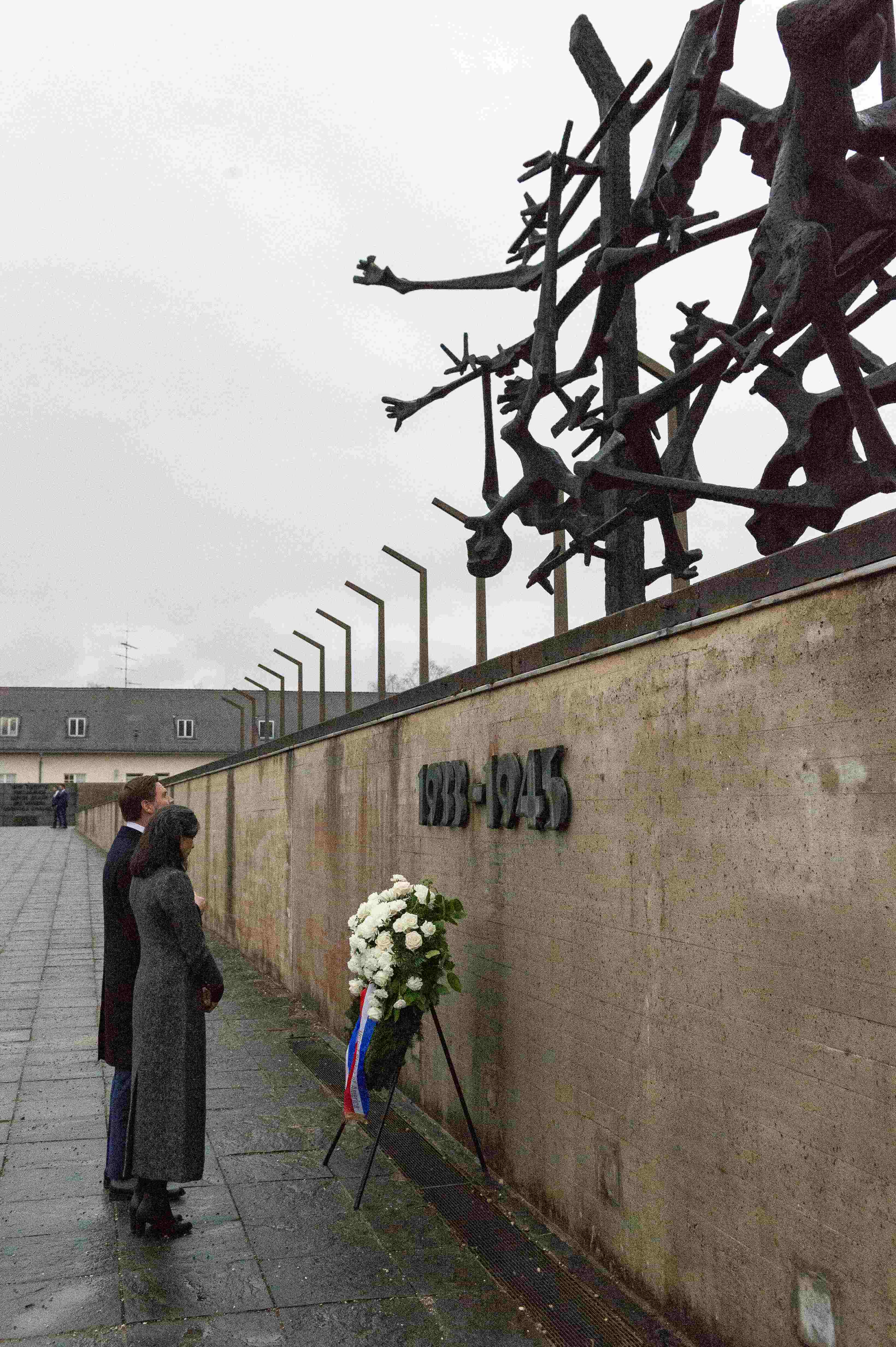 20250211_JD-Vance_Dachau-Visit_137 Kranz Gedenkminute_kl.jpg