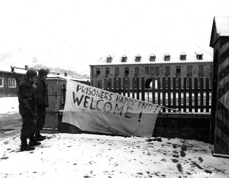 Schwarz weiß Fotografie mit amerikanischen Soldaten vor der Mauer zum KZ Flossenbürg