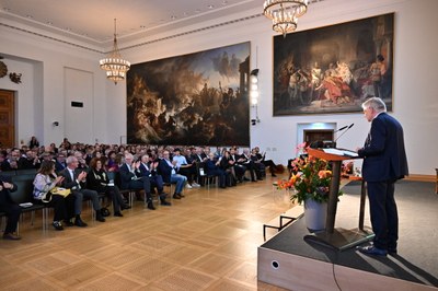 Begrüßung durch Landtagsvizepräsident und Stiftungsdirektor Karl Freller Foto: Bildarchiv Bayerischer Landtag / Rolf Poss