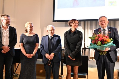 Stiftungsdirektor Karl Freller (r.) bedankt sich bei allen Beteiligten Foto: Bildarchiv Bayerischer Landtag / Rolf Poss