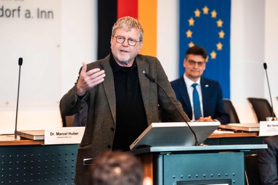 Dr. Marcel Huber während seiner Ansprache Foto: Stiftung Bayerische Gedenkstätten / Tom Bauer Grundstücksübergabe_Muehldorf-44kl.jpg