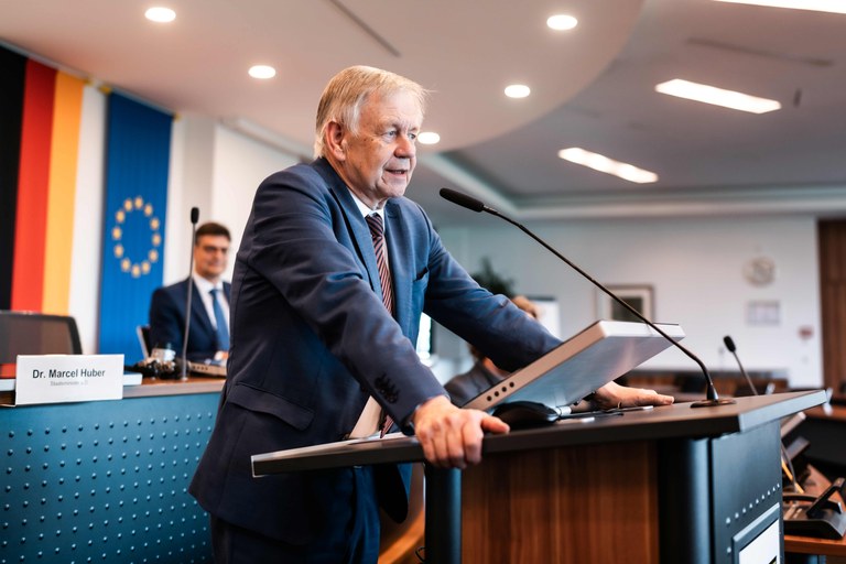 Stiftungsdirektor Karl Freller dankt den Beteiligten Partnern Foto: Stiftung Bayerische Gedenkstätten / Tom Bauer Grundstücksübergabe_Muehldorf-49kl.jpg