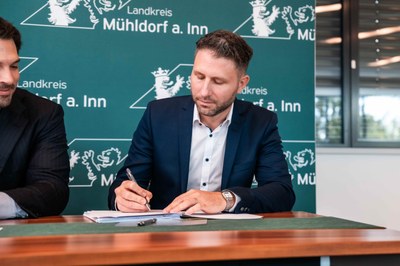 Bereichsleiter Sören Krekeler von den Bayerischen Staatsforsten bei der Unterschrift Foto: Stiftung Bayerische Gedenkstätten / Tom Bauer Grundstücksübergabe_Muehldorf-78kl.jpg