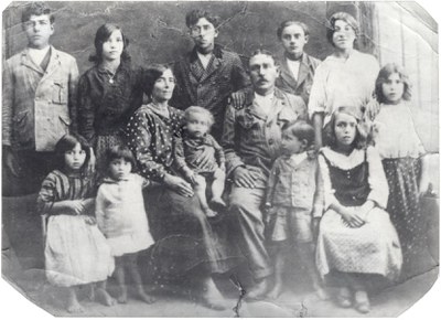 Die Versöhnungskirche in der KZ-Gedenkstätte Dachau erinnert zum 77. Jahrestag der Befreiung von Auschwitz an die verfolgte Sinti-Familie Endress.