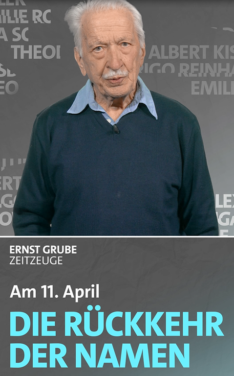 Ernst Grube steht vor einer grauen Wand mit Namen von Opfern des Holocaust. Darunter der Hinweis auf den 11. April und Titel der Erinnerungsaktion