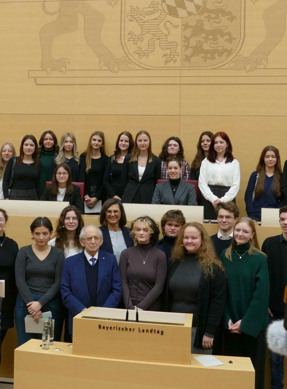 Gruppenbild der Schülerinnen und Schüler mit Landtagspräsidentin Ilse Aigner und Abba Naor