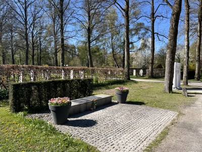 Öffentliche feierliche Einweihung von Erinnerungstafeln am Ehrenhain II am Friedhof am Perlacher Forst