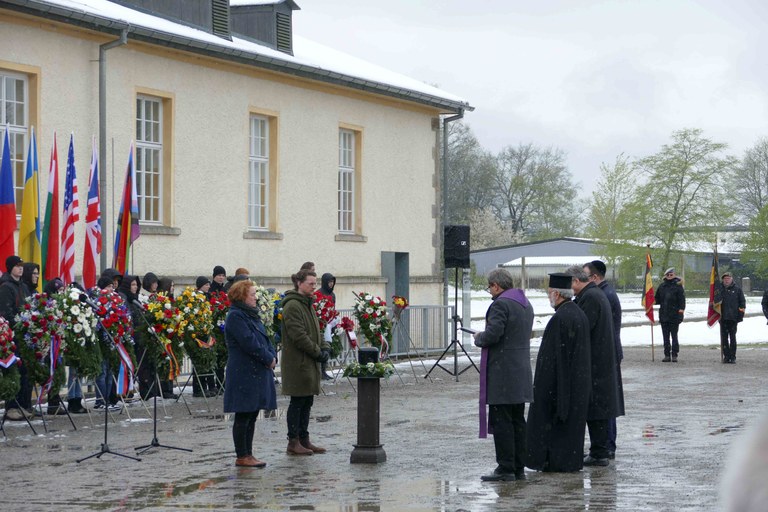 Vier Vertreter der Religionen stehen vor der Urne, die sie gleich segnen werden