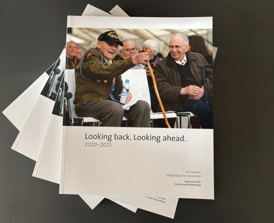 Stiftungsbroschüre „Blick zurück nach vorn 2020–2025" jetzt auch auf Englisch verfügbar