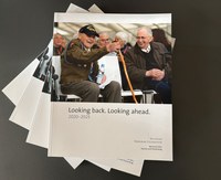 Stiftungsbroschüre „Blick zurück nach vorn 2020–2025" jetzt auch auf Englisch verfügbar