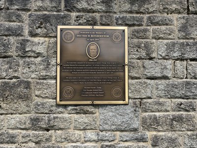 Zum 81. Jahrestag der Ermordung von Dietrich Bonhoeffer: Gedenkzeremonie in der KZ-Gedenkstätte Flossenbürg mit 550 Jugendlichen