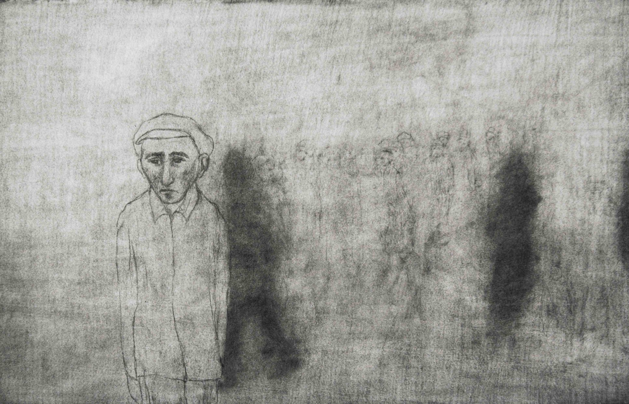 Filmstill aus dem Film Father_Land_Scape, Copyright Esther Glück Zeichnung die einen traurig blickenden Mann zeigt, mit schlichter Jacke und Schirmmütze. Im Hintergrund sind verschwommen andere Menschen angedeutet und zwei Figuren in schwarz .